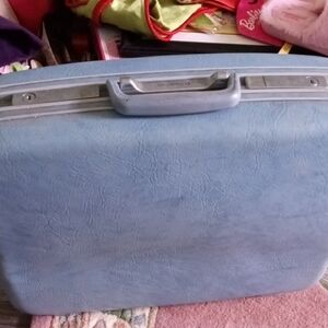 Vintage Blue Samsonite Suitcase With Key. Measures 20" X 14" X 5"
